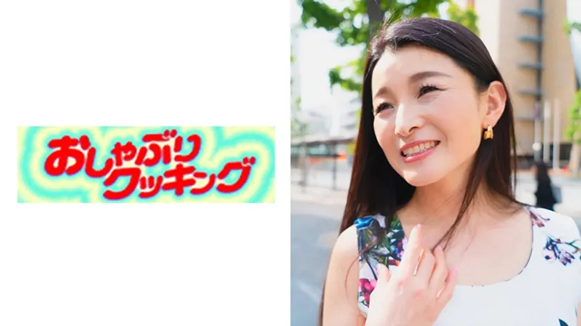 スーパーマーケット勤務のかおりさん51歳。買い物に行く時でもまぶしい白Tバックを履いているスタンバイOKおばさんです！